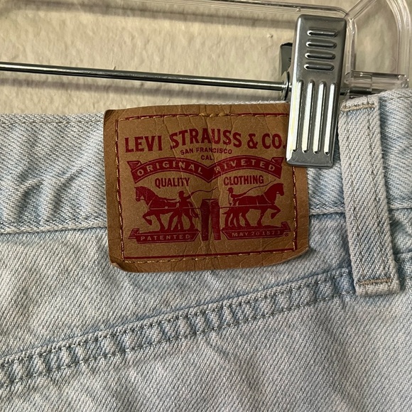 Levi’s Light Wash High Waisted Mom Distressed Jean Shorts Women’s Size 31/12 - Picture 9 of 14